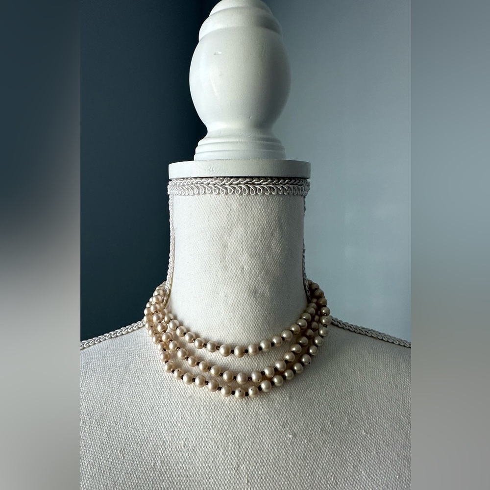 WOMENS MARVELLA VINTAGE TRIPLE STRAND FAUX PEARLS 15”